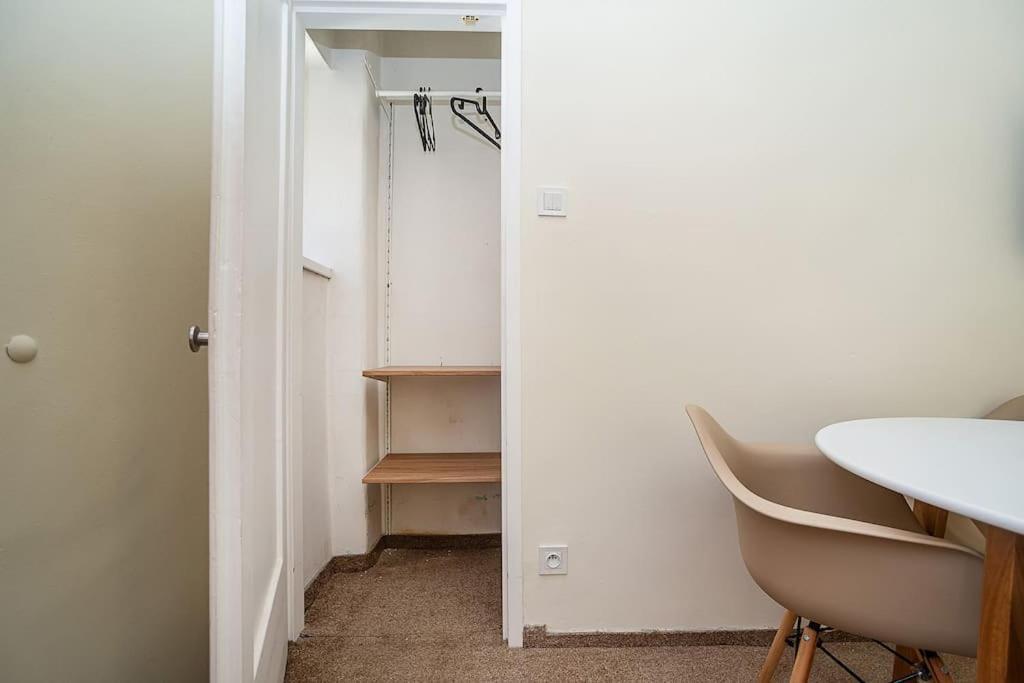 Modern, Bright In A Great Location Apartmán