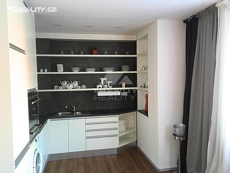 2+kk, 50 M2 V Klidne Lokalite. 10 Min Od Centra Prahy. *