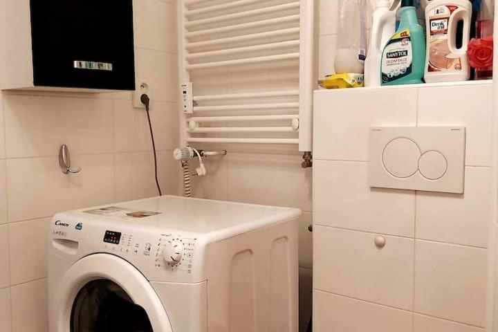 Ubytování v soukromí Parking Free One With Netflix In Shared Flat With A Woman In Next And Shared Bathroom And Kitchen No Invoice Praha