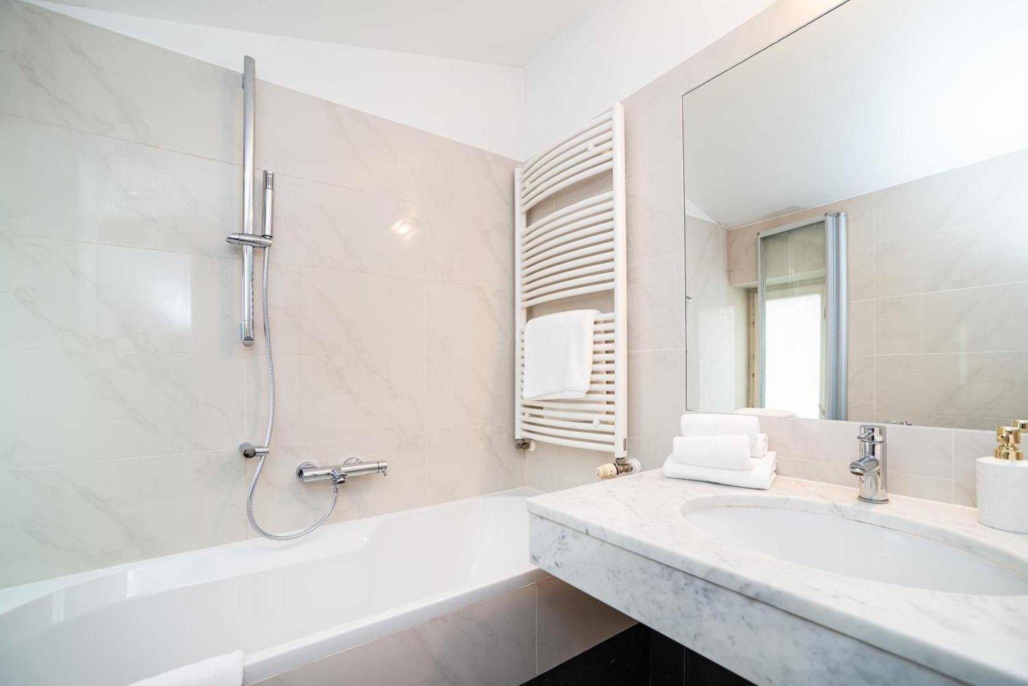 Large And Stylish In Apartmán Praha