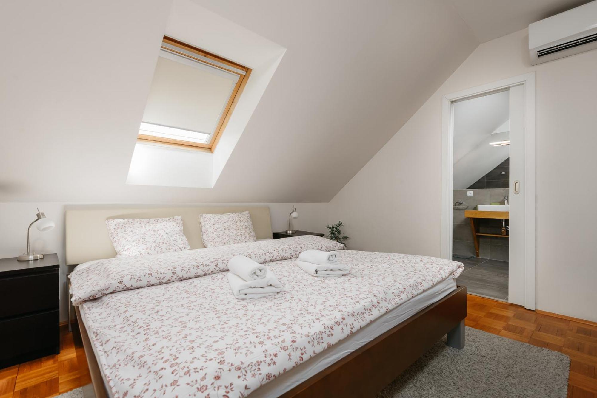Roy 2 Bdr With Castle View, Parking & Ac * Prag