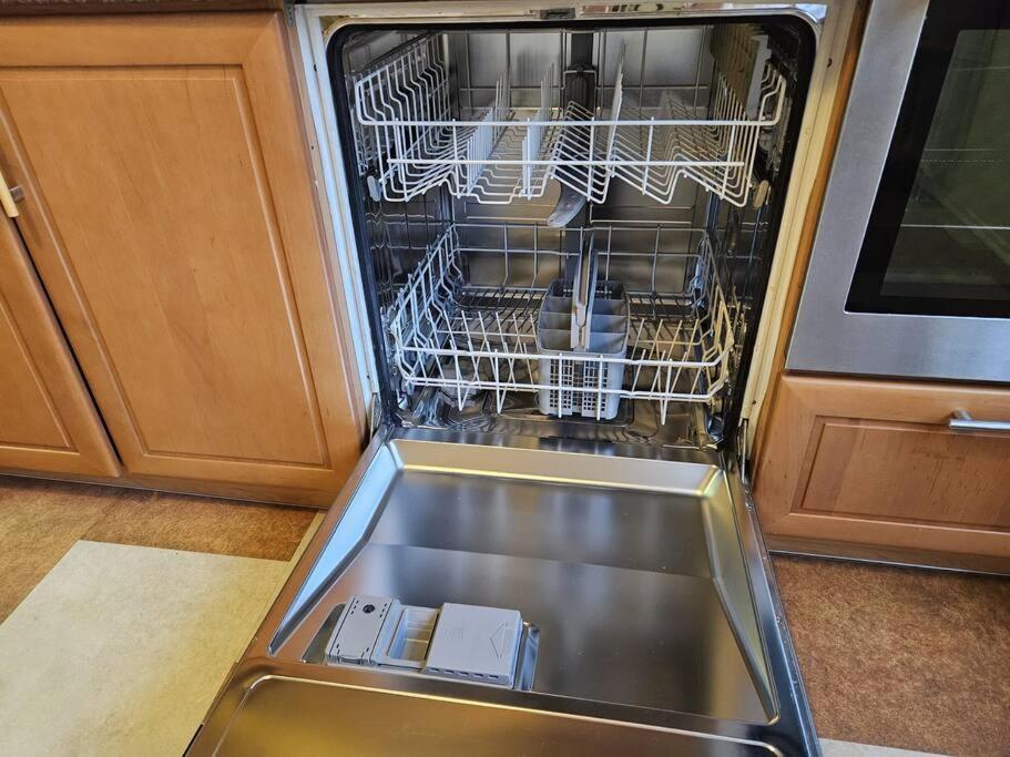 Family For 6, 10mins To Centre, Free Parking, Quiet Location, New Furniture, Balcony Prag