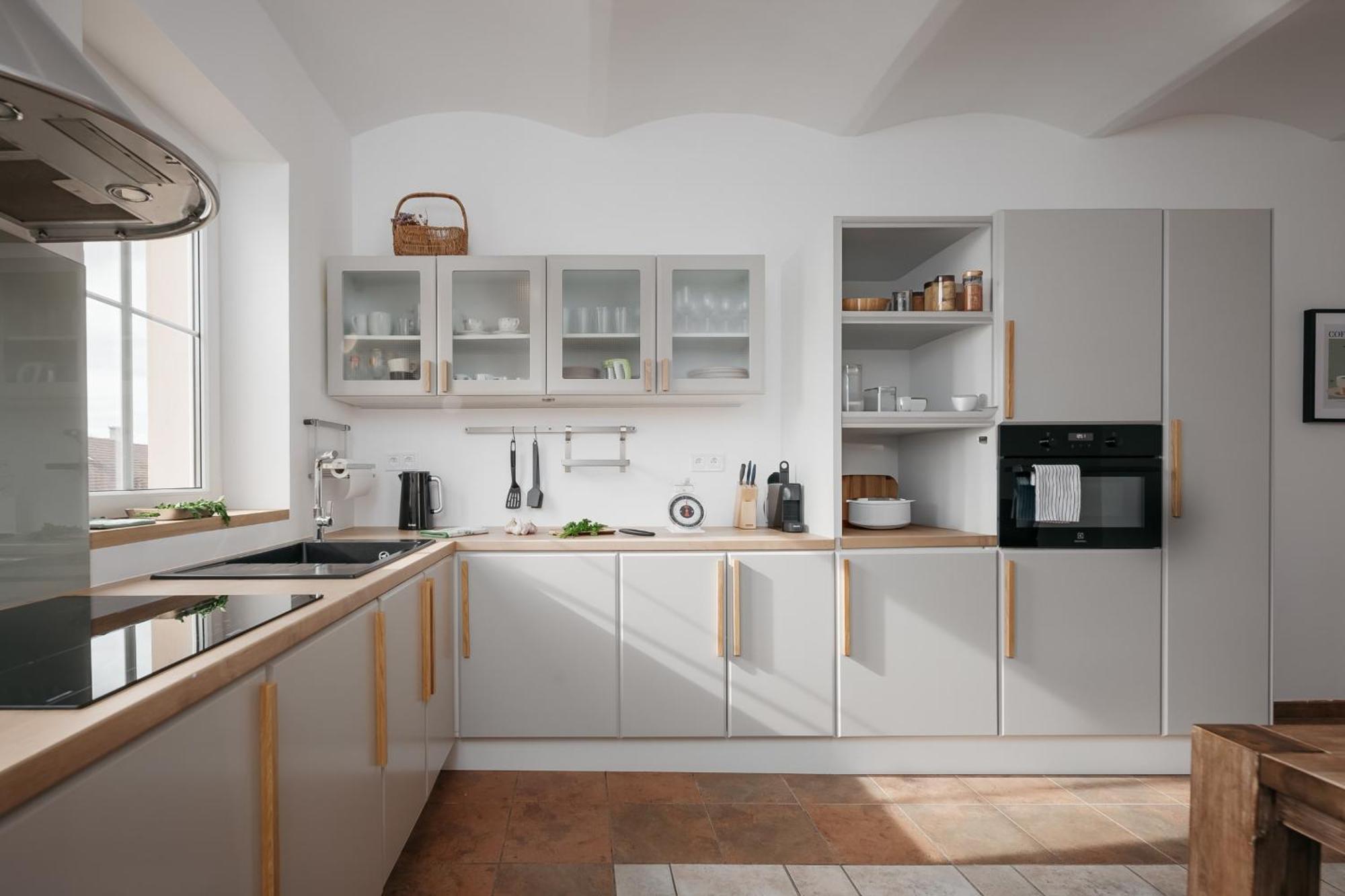 Dot 3 Bdr With Tyn Cathedral View & Ac Apartment *