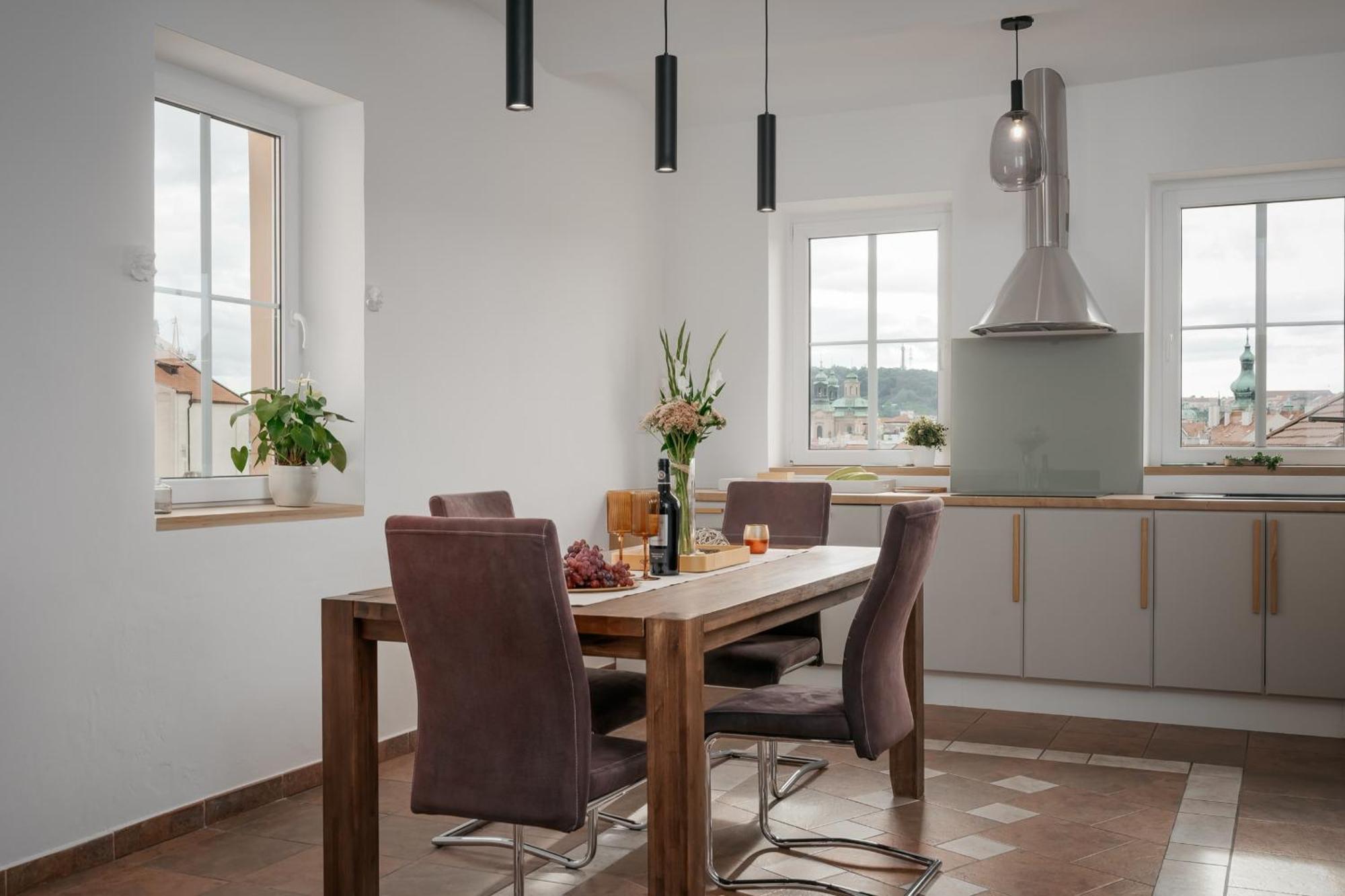 Apartment Dot 3 Bdr With Tyn Cathedral View & Ac Prag