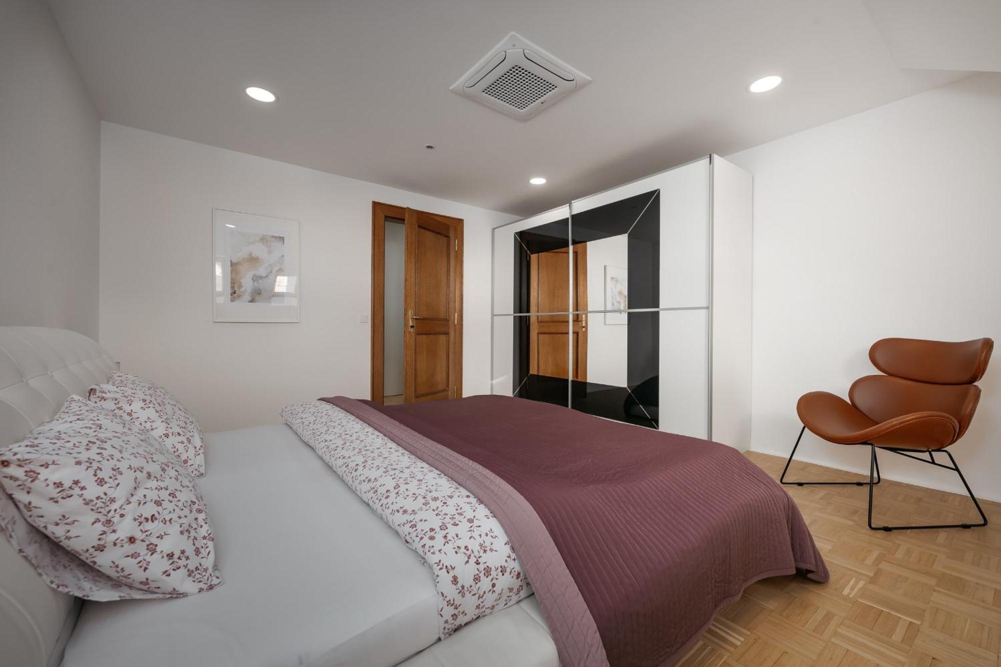 Dot 3 Bdr With Tyn Cathedral View & Ac Apartment Prag