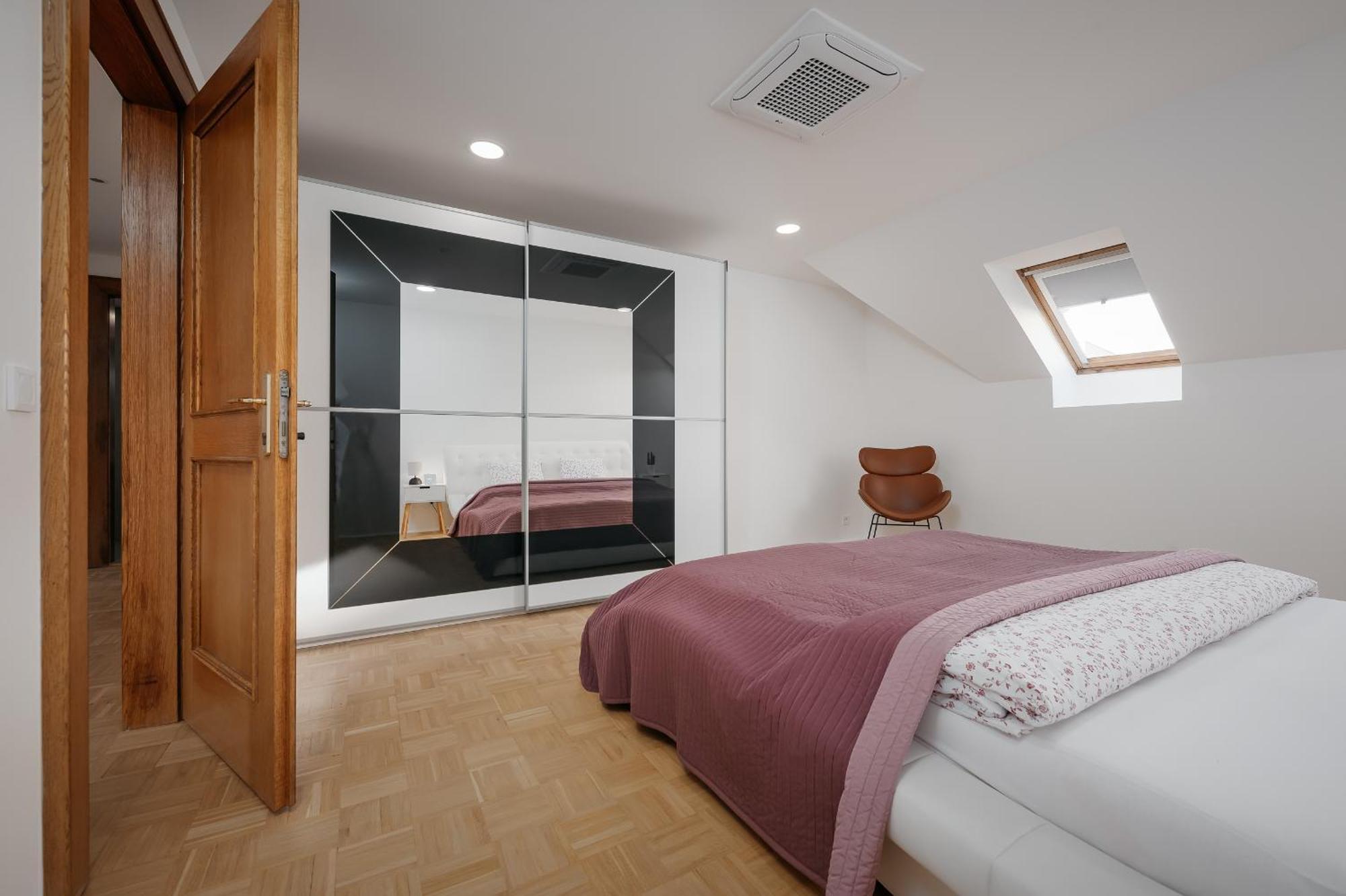 Dot 3 Bdr With Tyn Cathedral View & Ac Apartment *