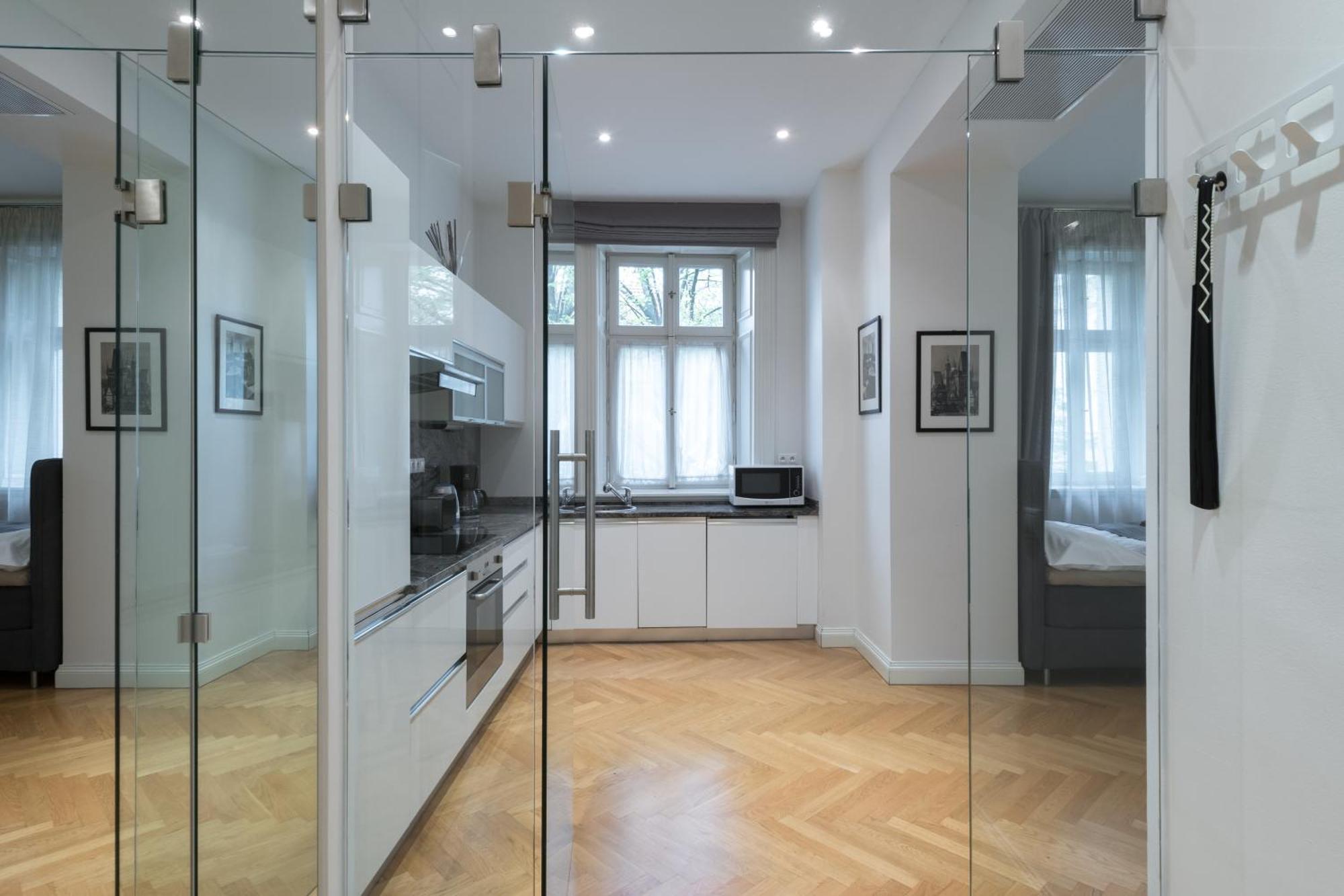 Upscale In Prime Location Near Sights Lägenhet *