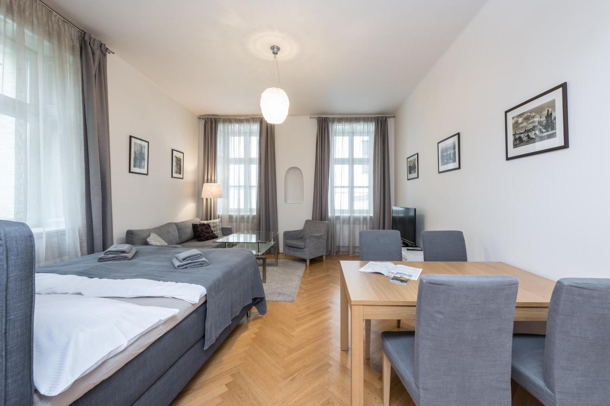 Upscale In Prime Location Near Sights Lägenhet *