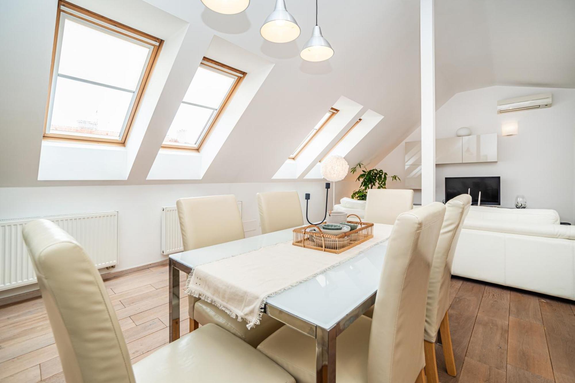Large And Stylish In Apartmán Praha