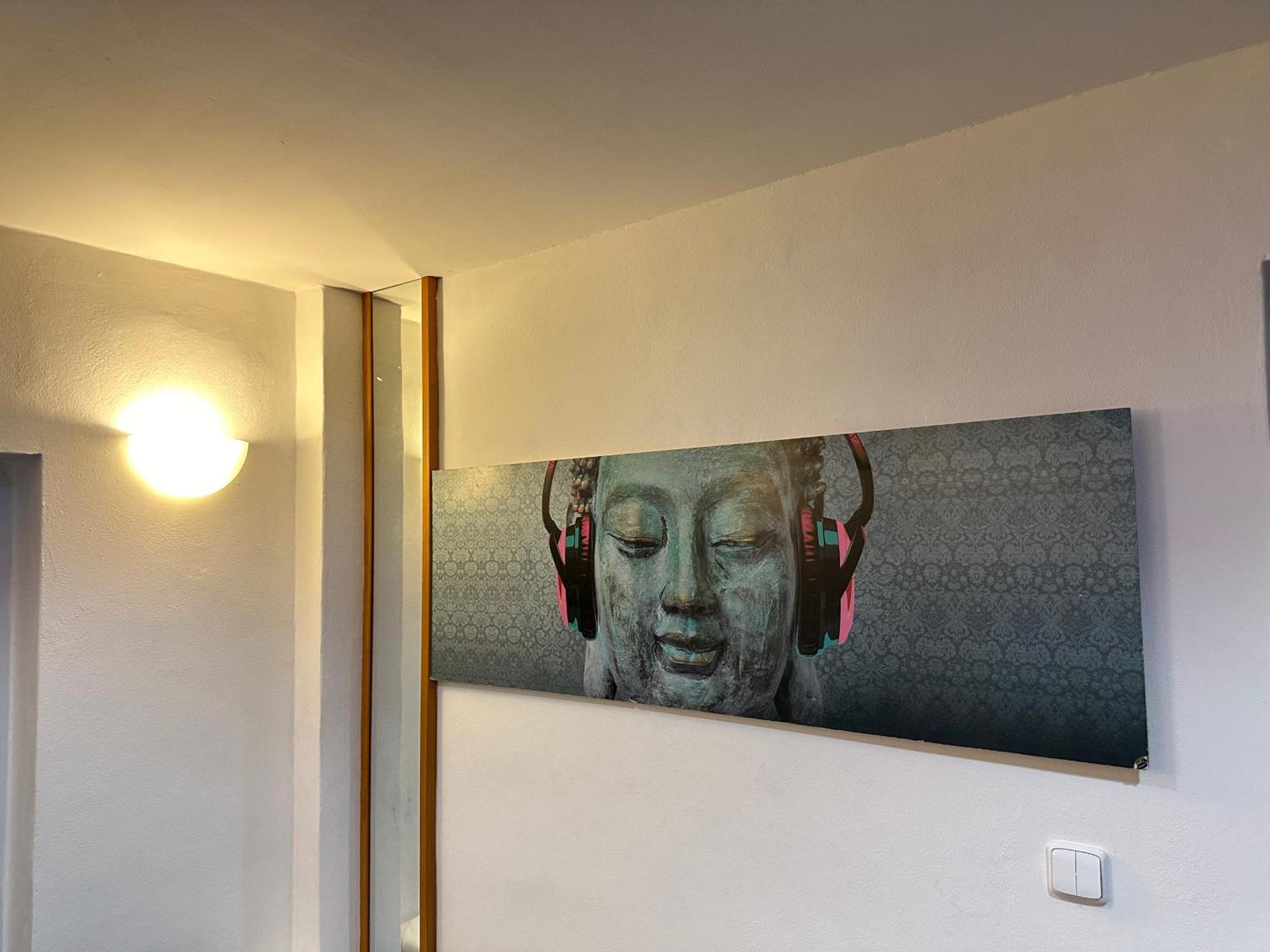 Buddha's Clubhouse - Relax With Free Parking And Breakfast Prague