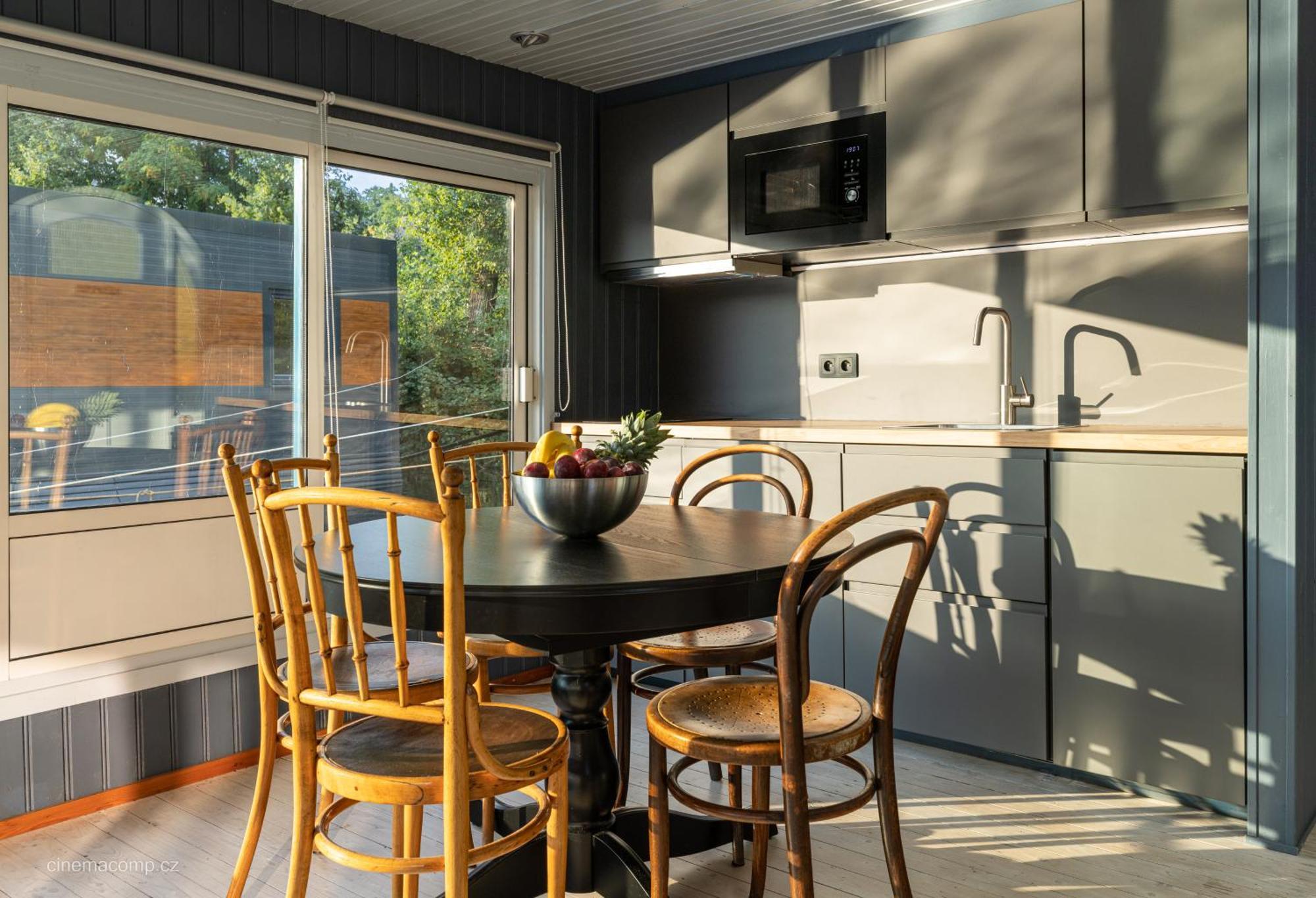 Houseboat - Place In Botel