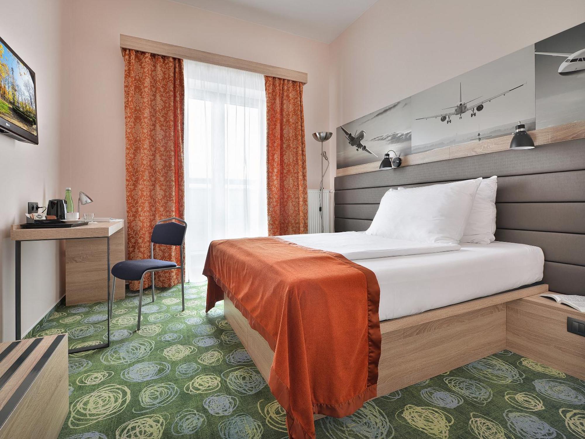 Hotel Ramada Airport 4*