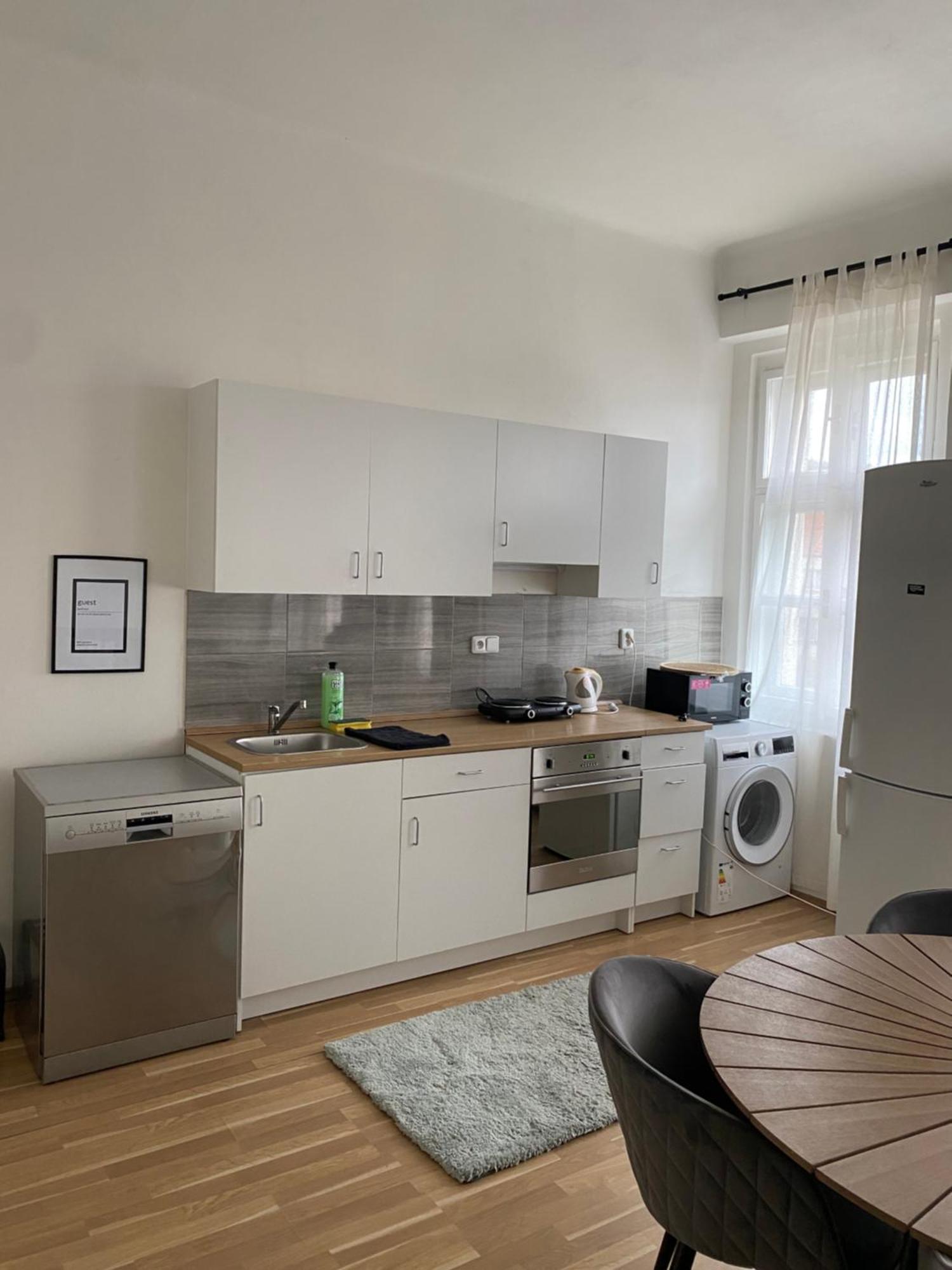 Roomy Close To Palmovka Apartment Prag