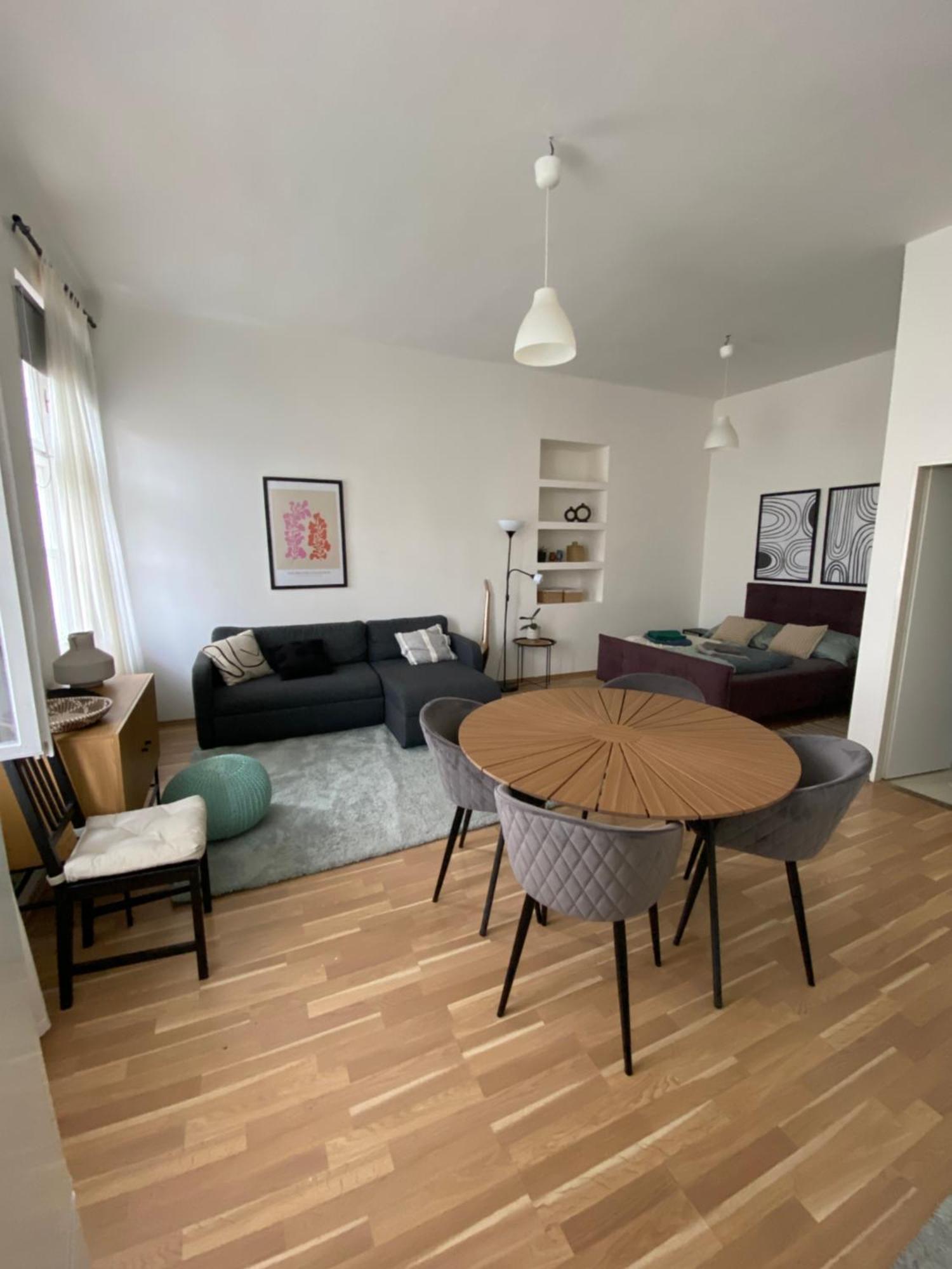 Apartment Roomy Close To Palmovka Prag