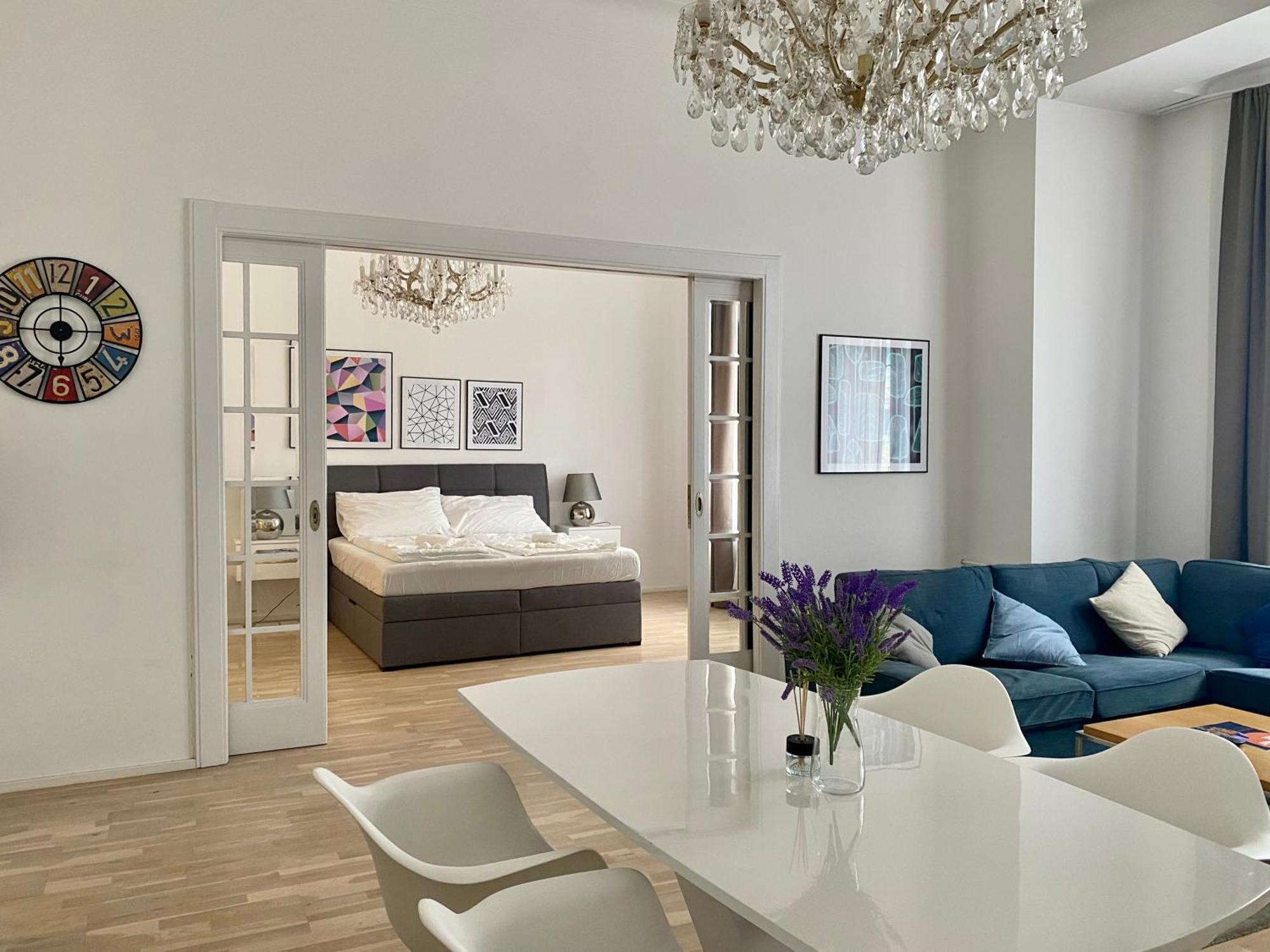 Class In Old Town 2 Bedrooms Apartment *