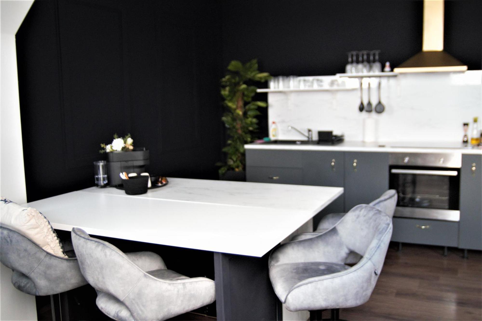 Lägenhet Spacious Flat & Parking Possibility, 3 Stops To Wenceslav Square Prag