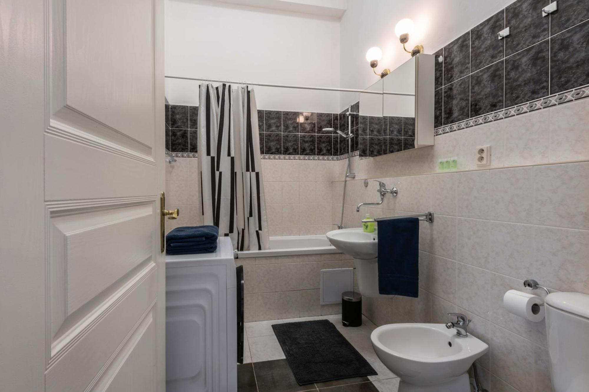 Lejlighed Centrally Located 3bd Near National Museum Prag