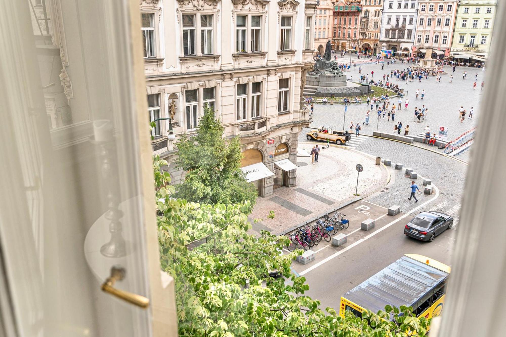 The Old Town Square & Parizska Apartment *