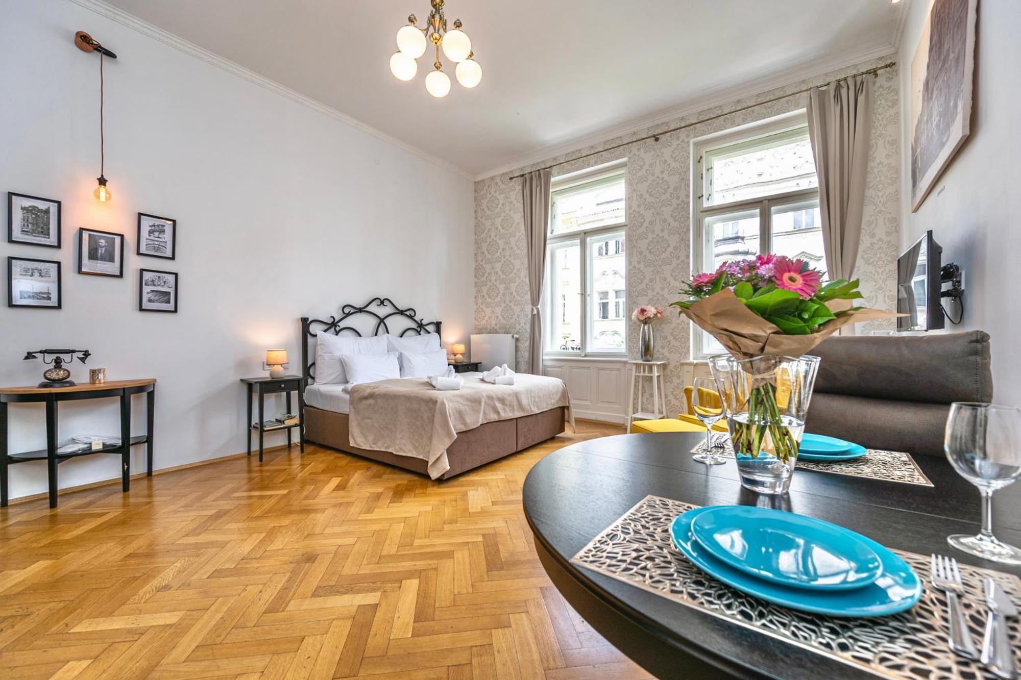 The Old Town Square & Parizska Apartment *