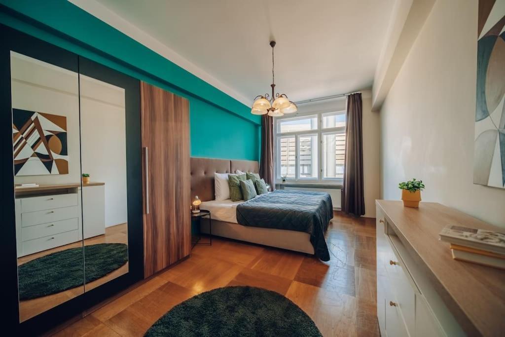 Downtown 2bd Riverside Near Dancing House *