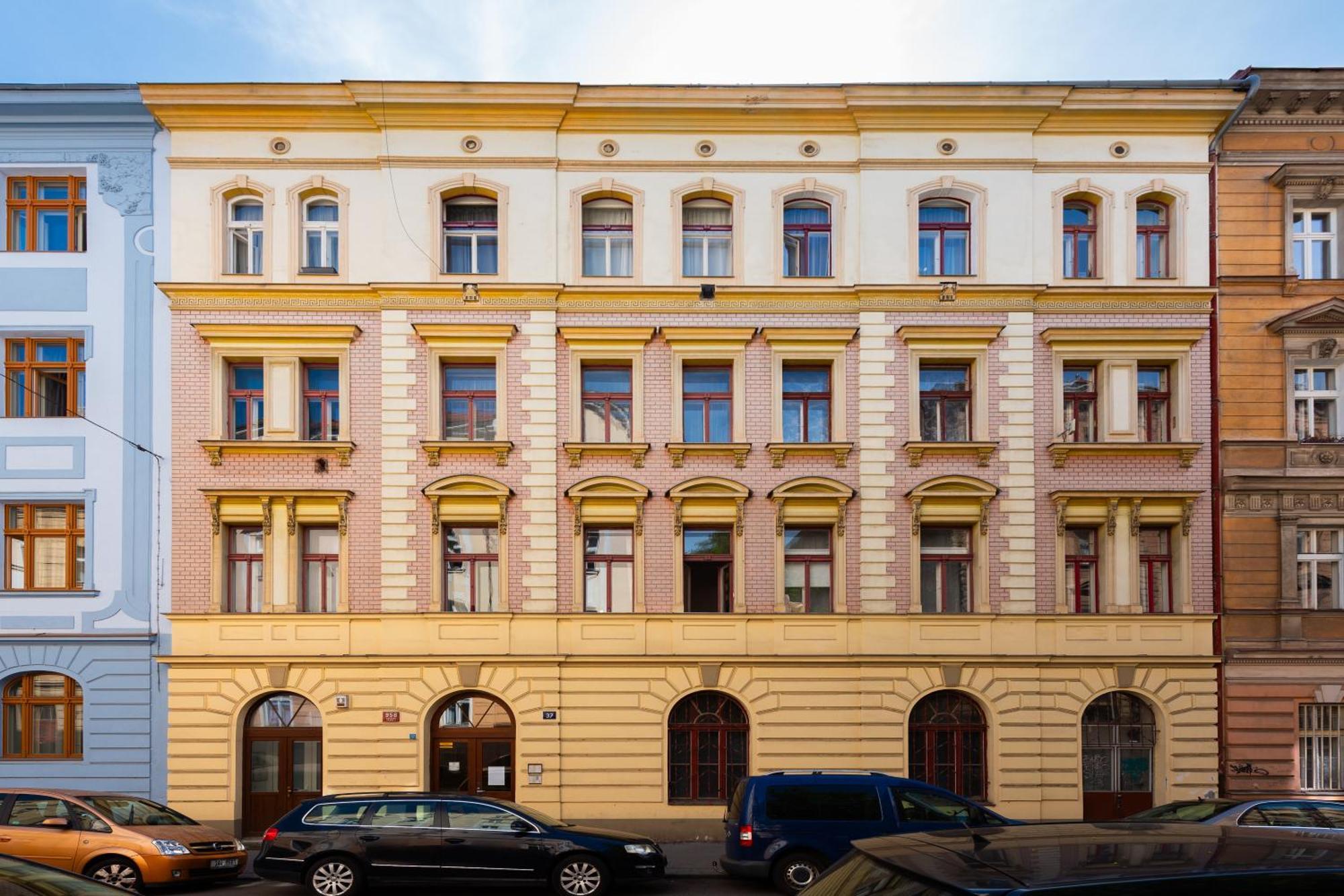 2-level With Large Balcony Apartment *