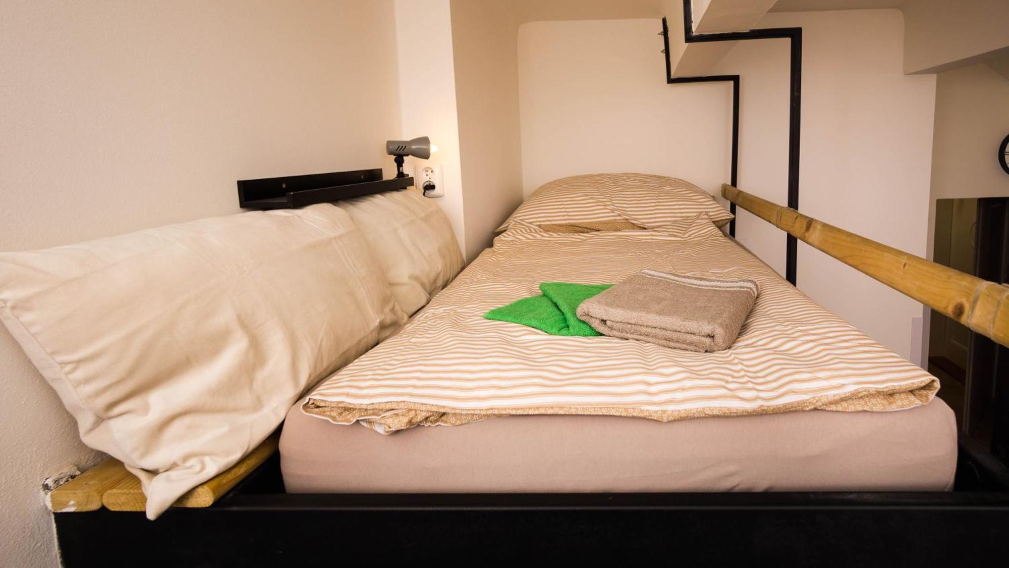 Flying Bed Close To Castle And Airport Apartmán