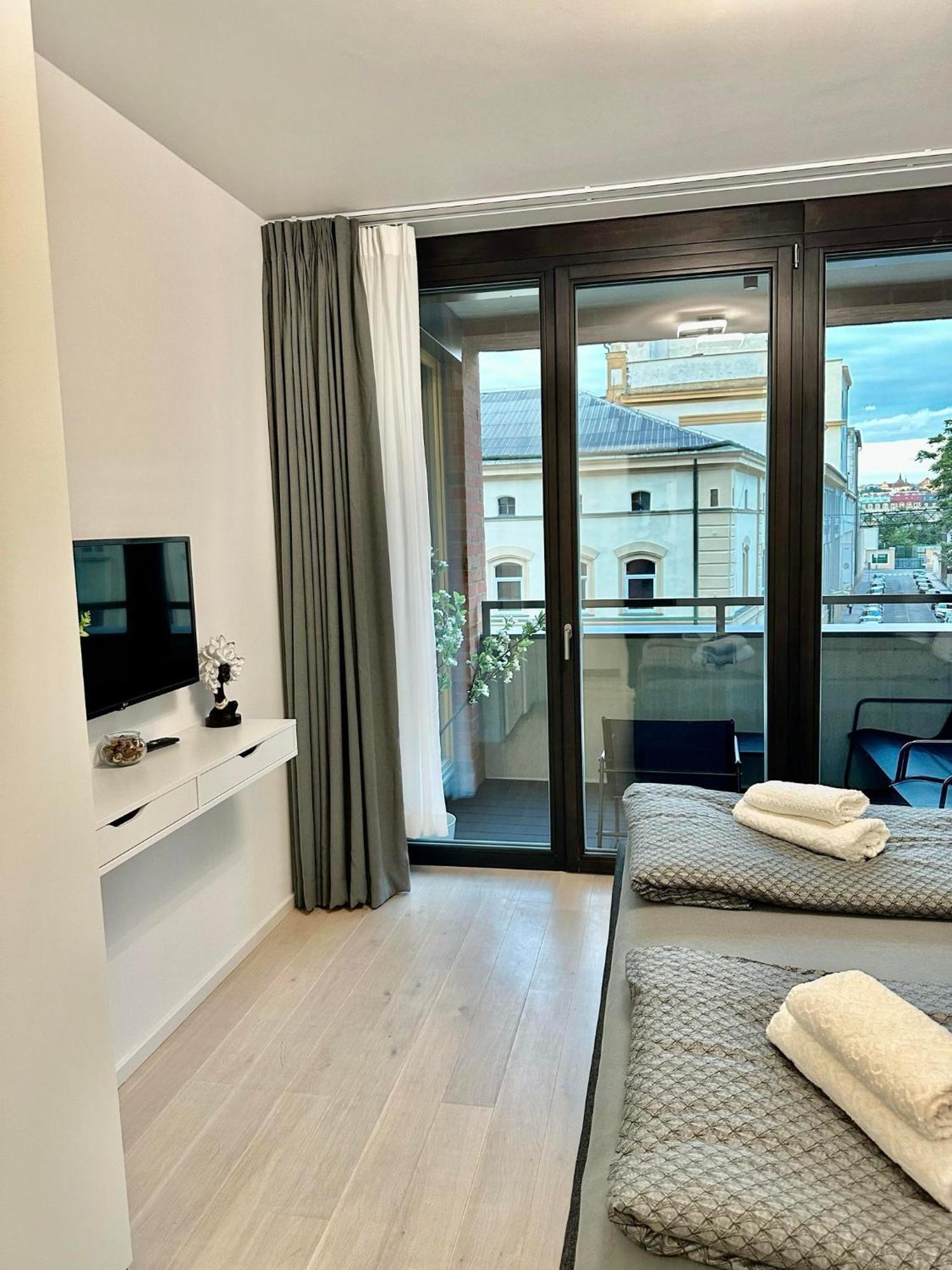 The Peony In Smichov, 5 *