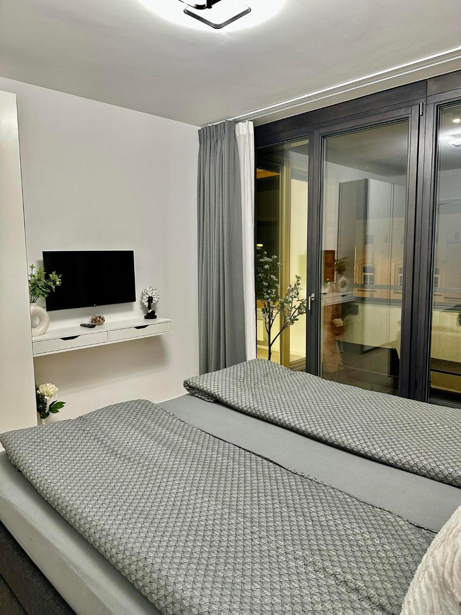 The Peony In Smichov, 5 *