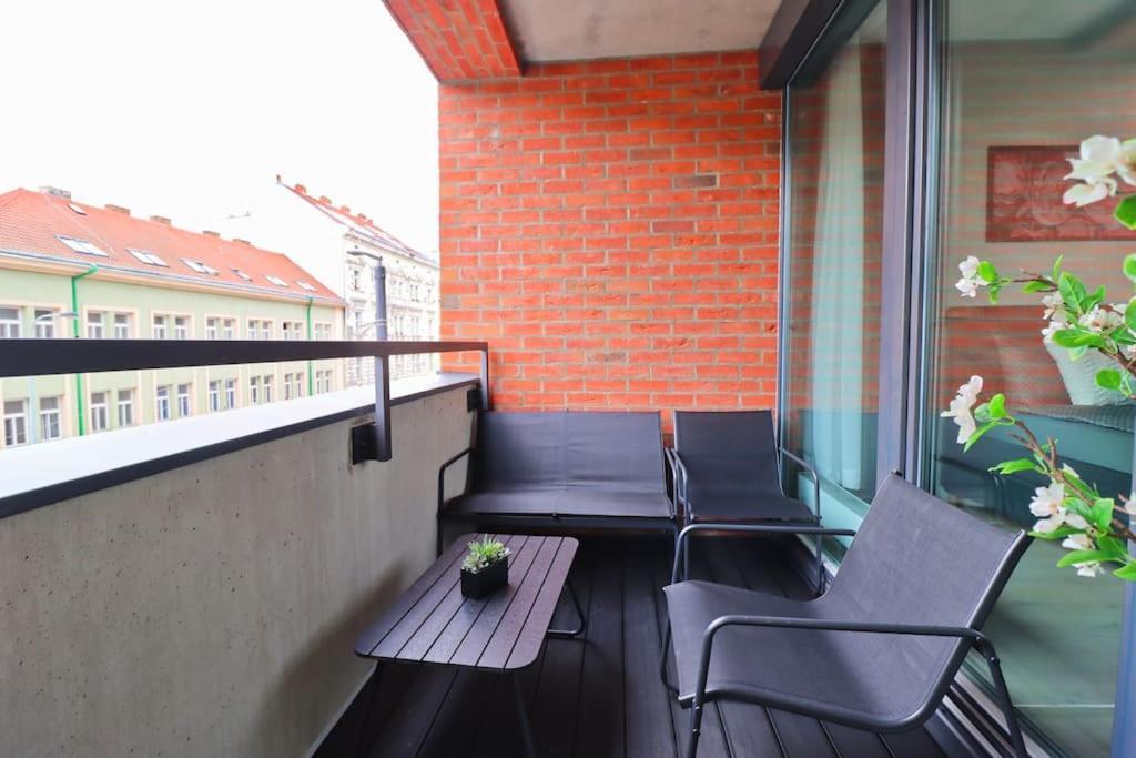 The Peony In Smichov, 5 *