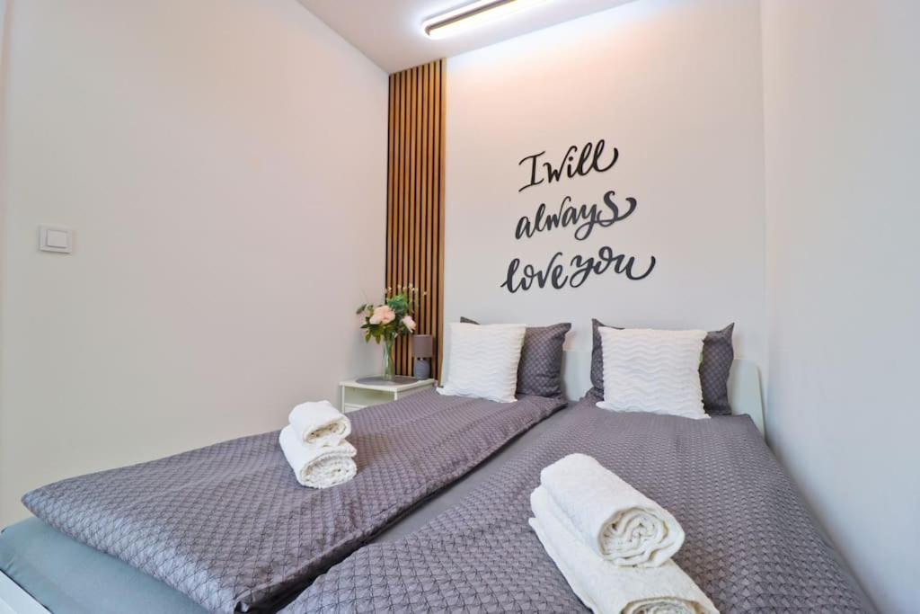 The Peony In Smichov, 5 *