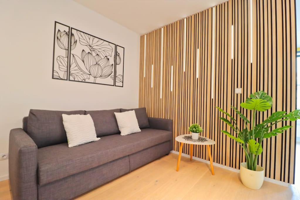 The Peony In Smichov, 5 *