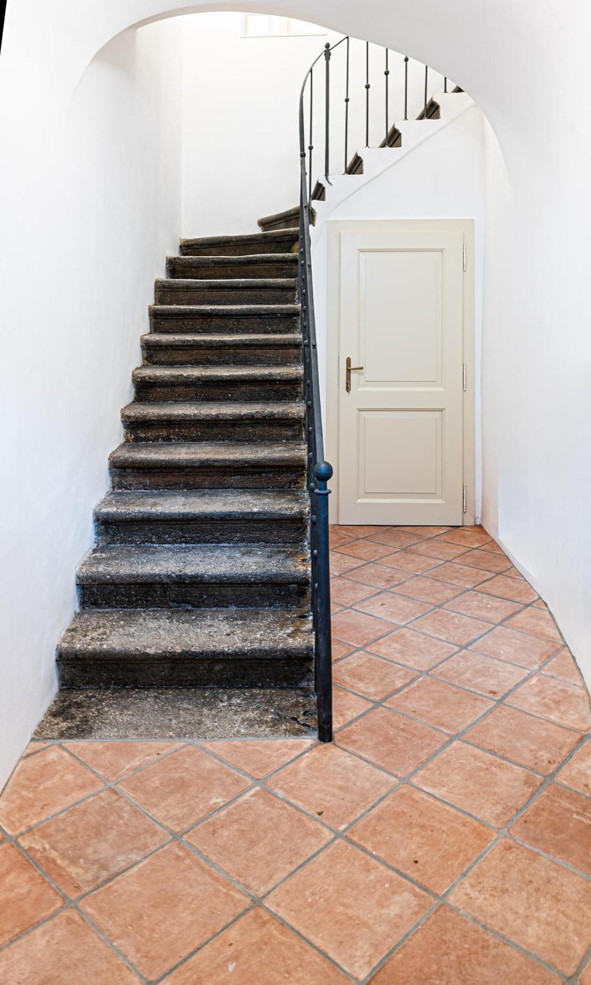 Beautifully Renovated At Lesser Town Lejlighed