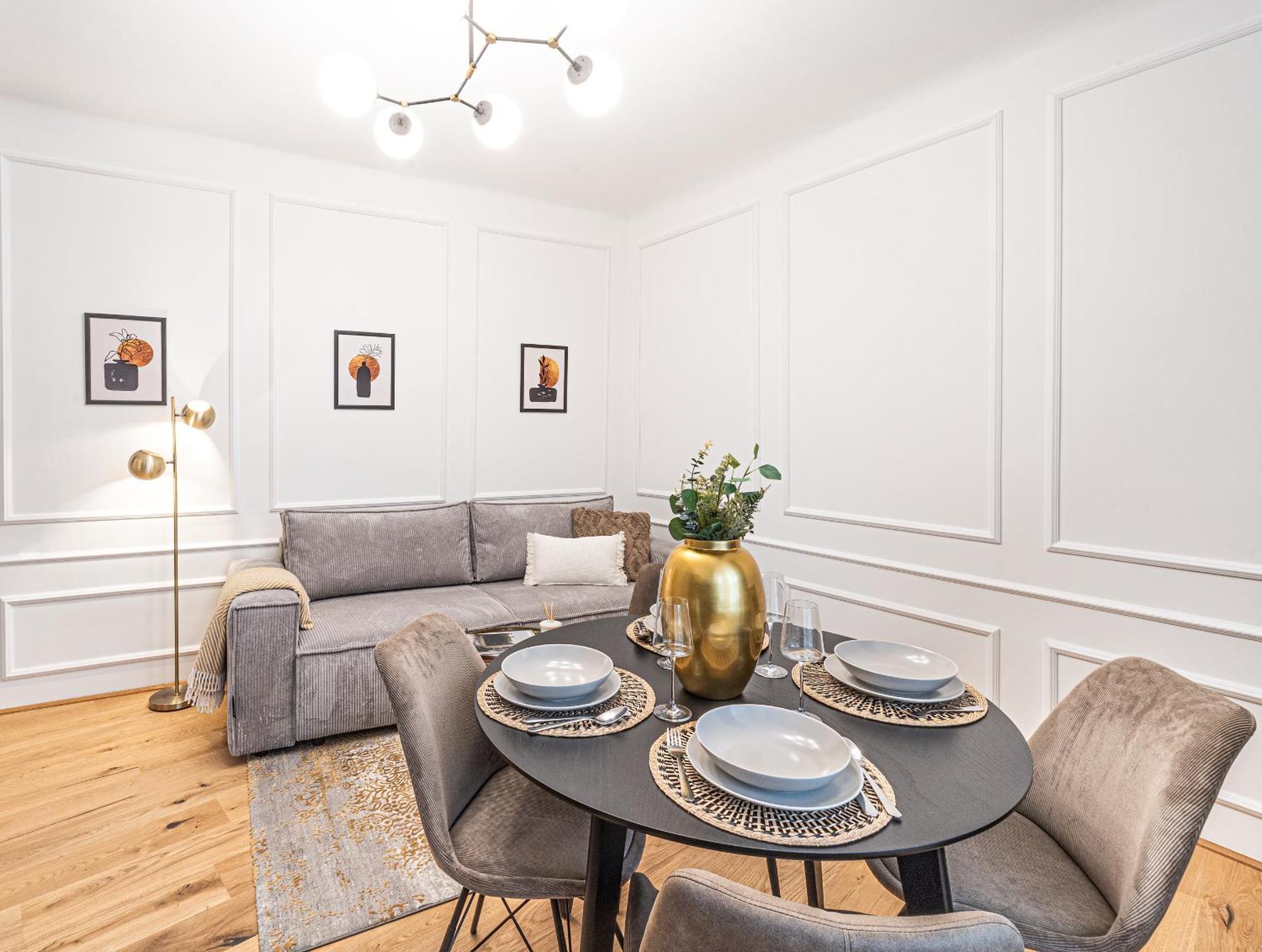 Beautifully Renovated At Lesser Town Lejlighed