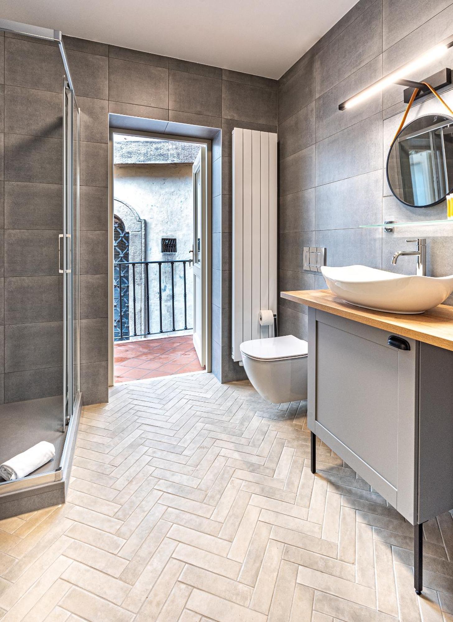 Beautifully Renovated At Lesser Town Lejlighed