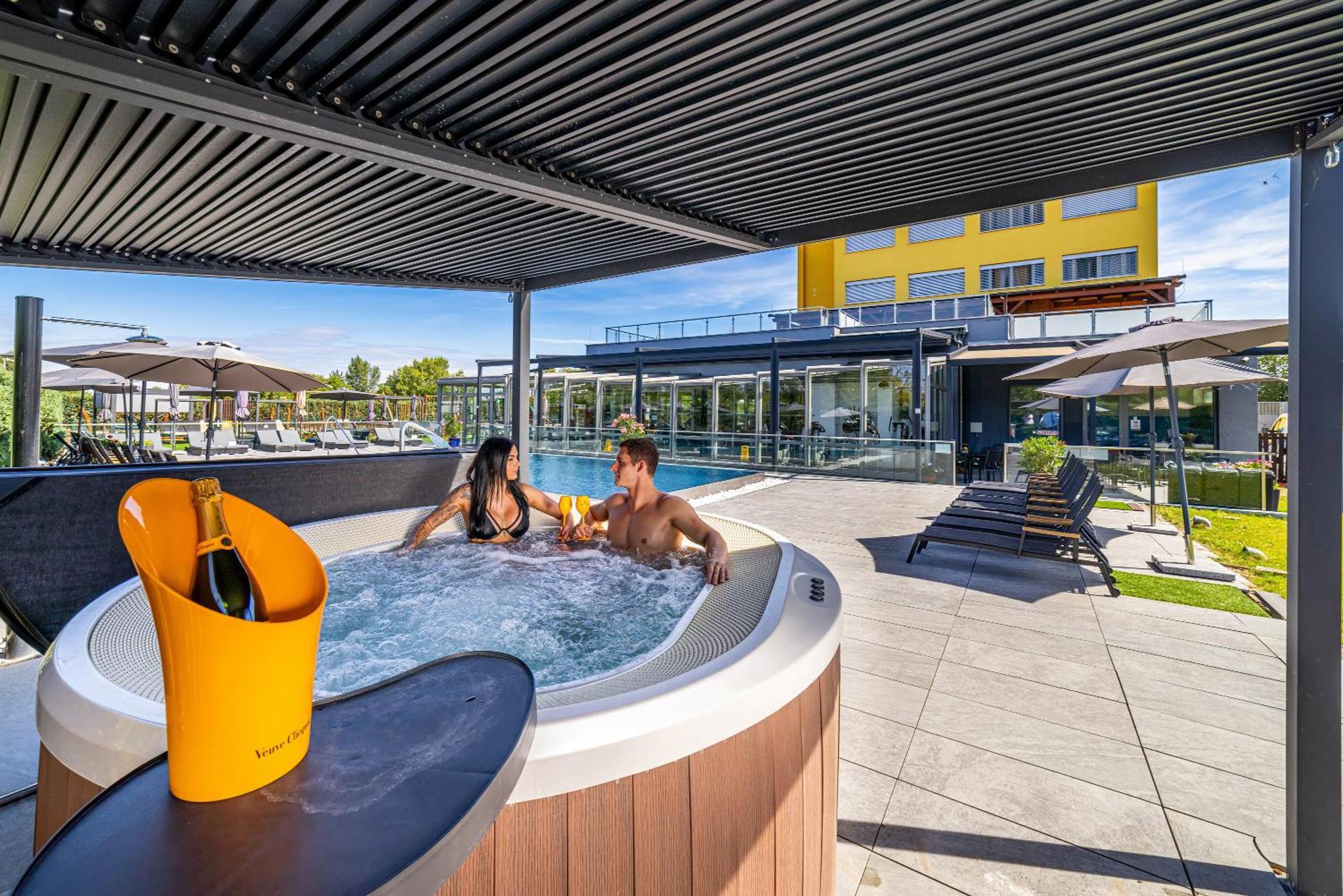 Aura Design & Garden Pool Hotell