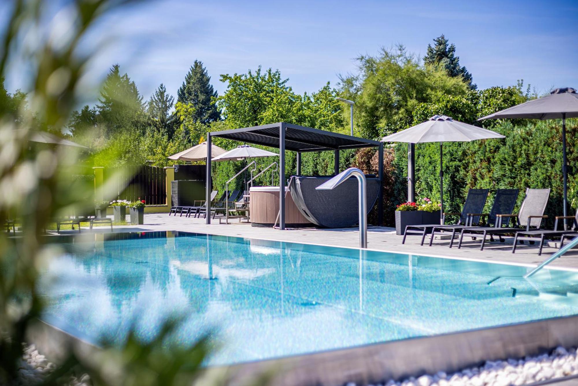 Aura Design & Garden Pool Hotell Prag