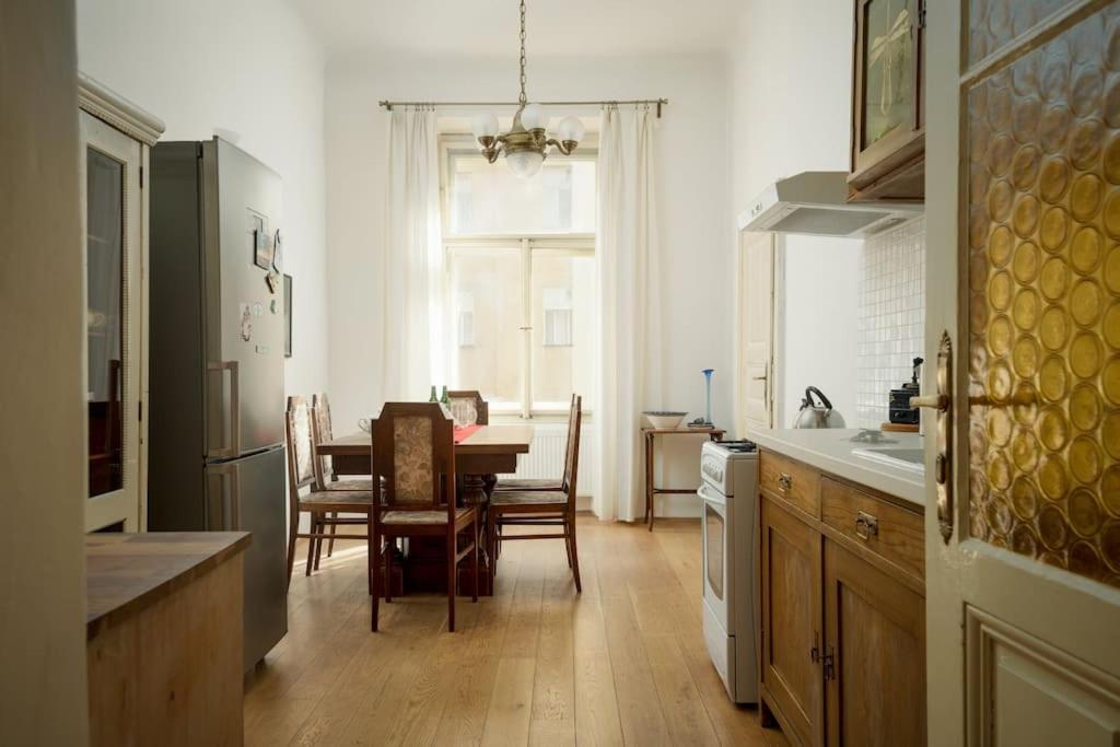 Artisan & Old-timey 2 Bedrooms Apartment *