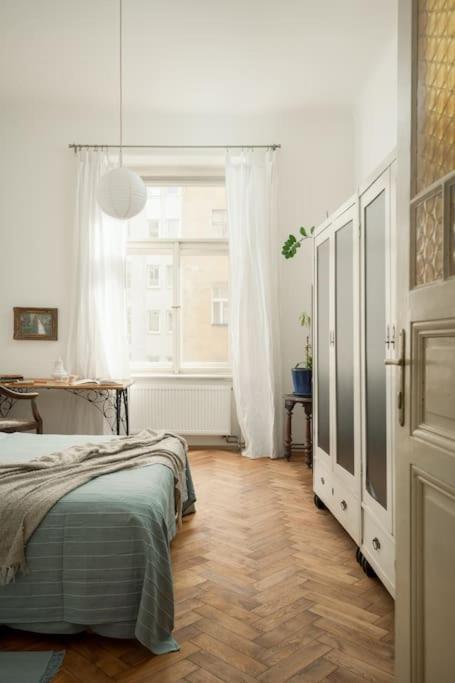 Artisan & Old-timey 2 Bedrooms Apartment