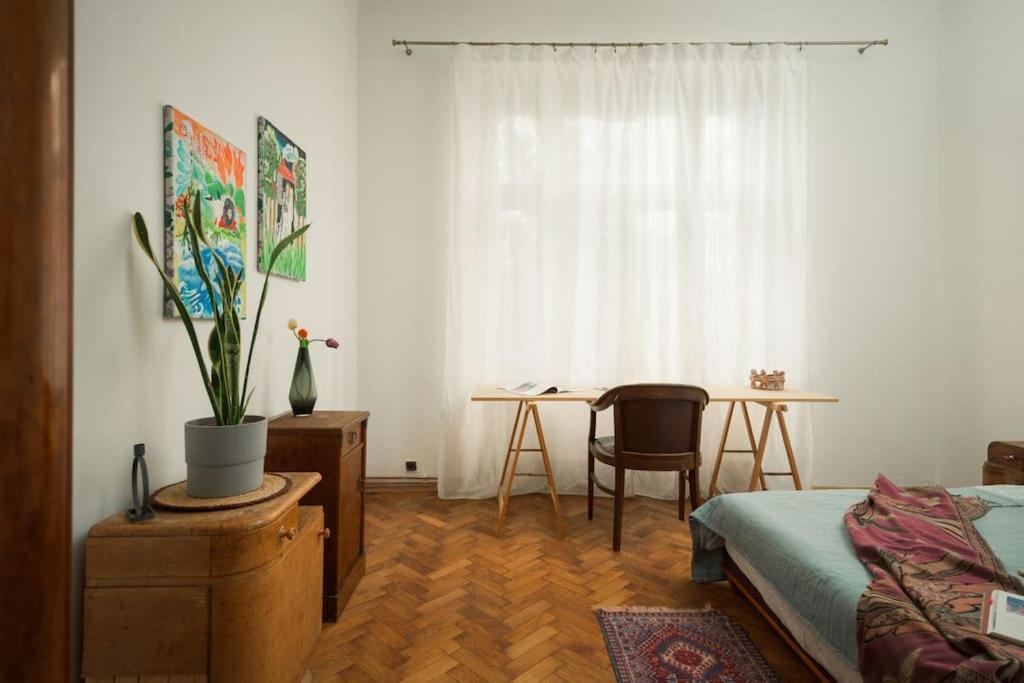 Artisan & Old-timey 2 Bedrooms