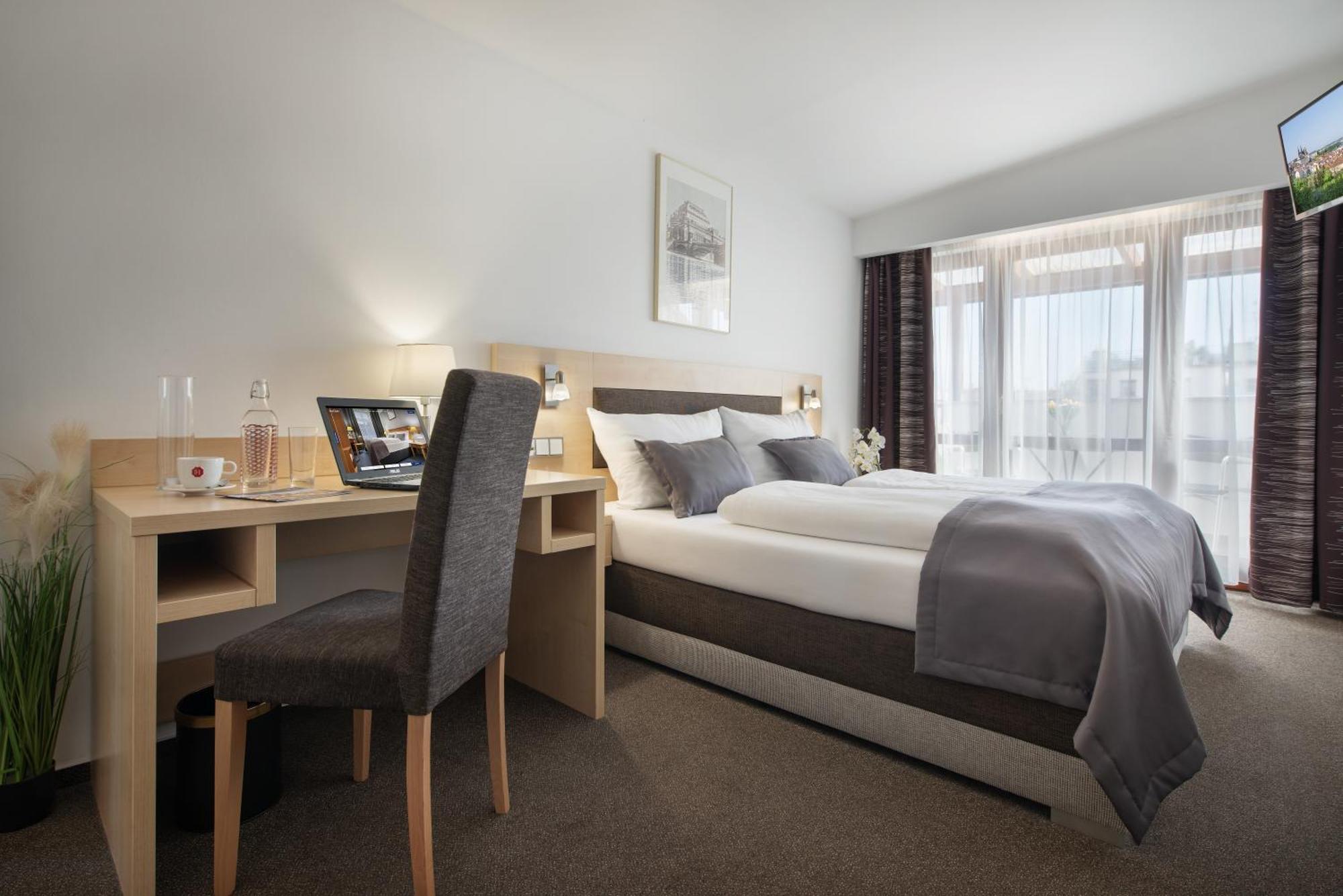 Hotel Season