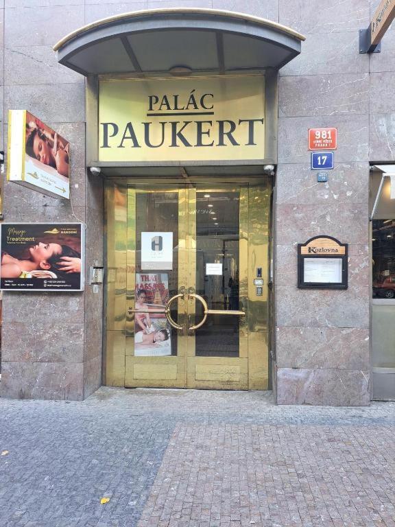 Enter Center Prag