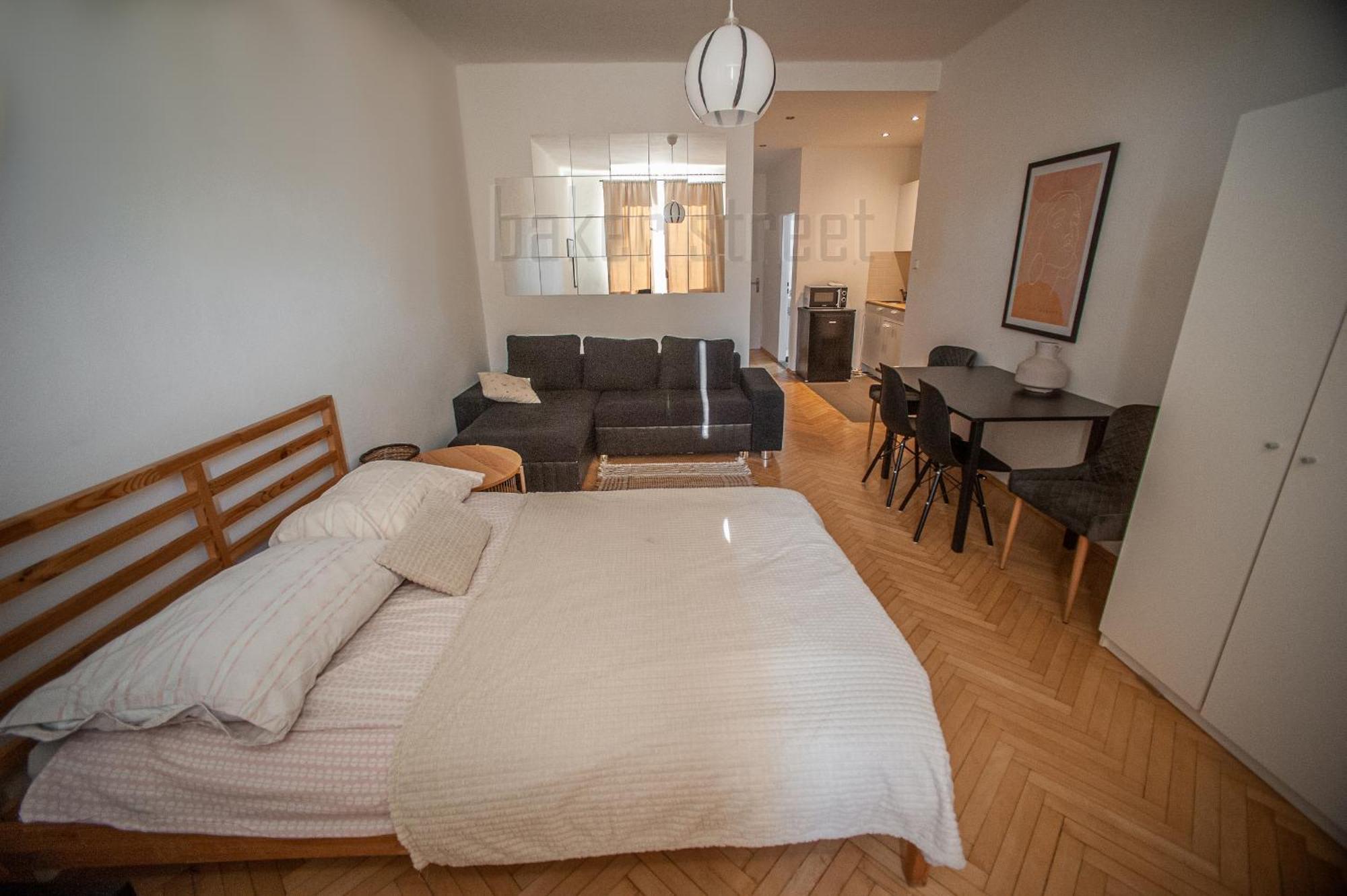 One Bedroom Close To Castle *