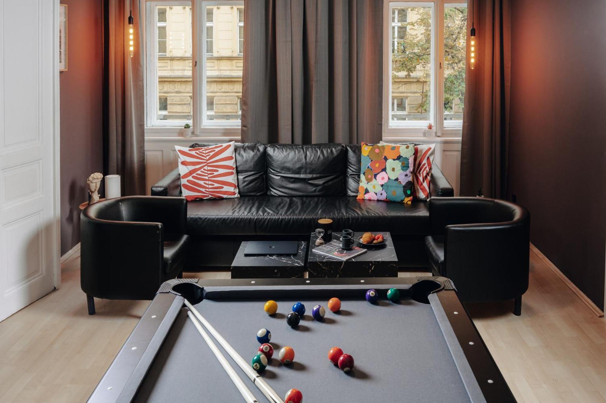 Cinema Billiard & Foosball - Centre Apartment *