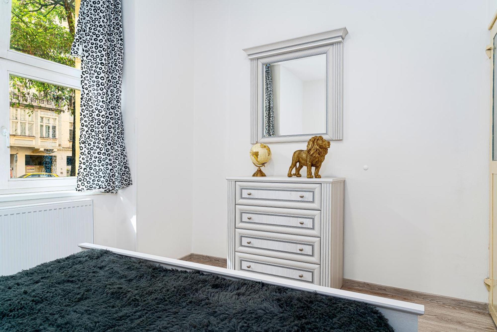 Golden Lion Apartment *