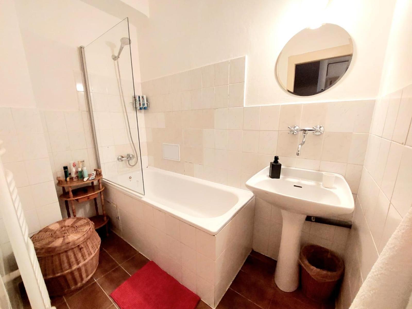 Artisan & Old-timey 2 Bedrooms Apartment