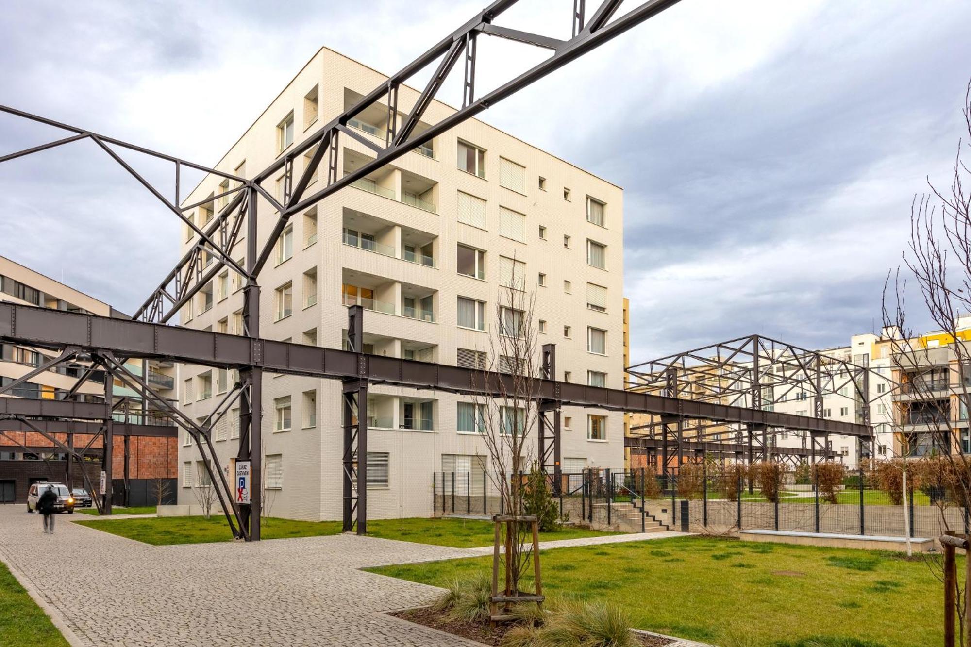 Spacious 3br - 2 Parking Spots, Full Kitchen, By Gravity Lägenhet *