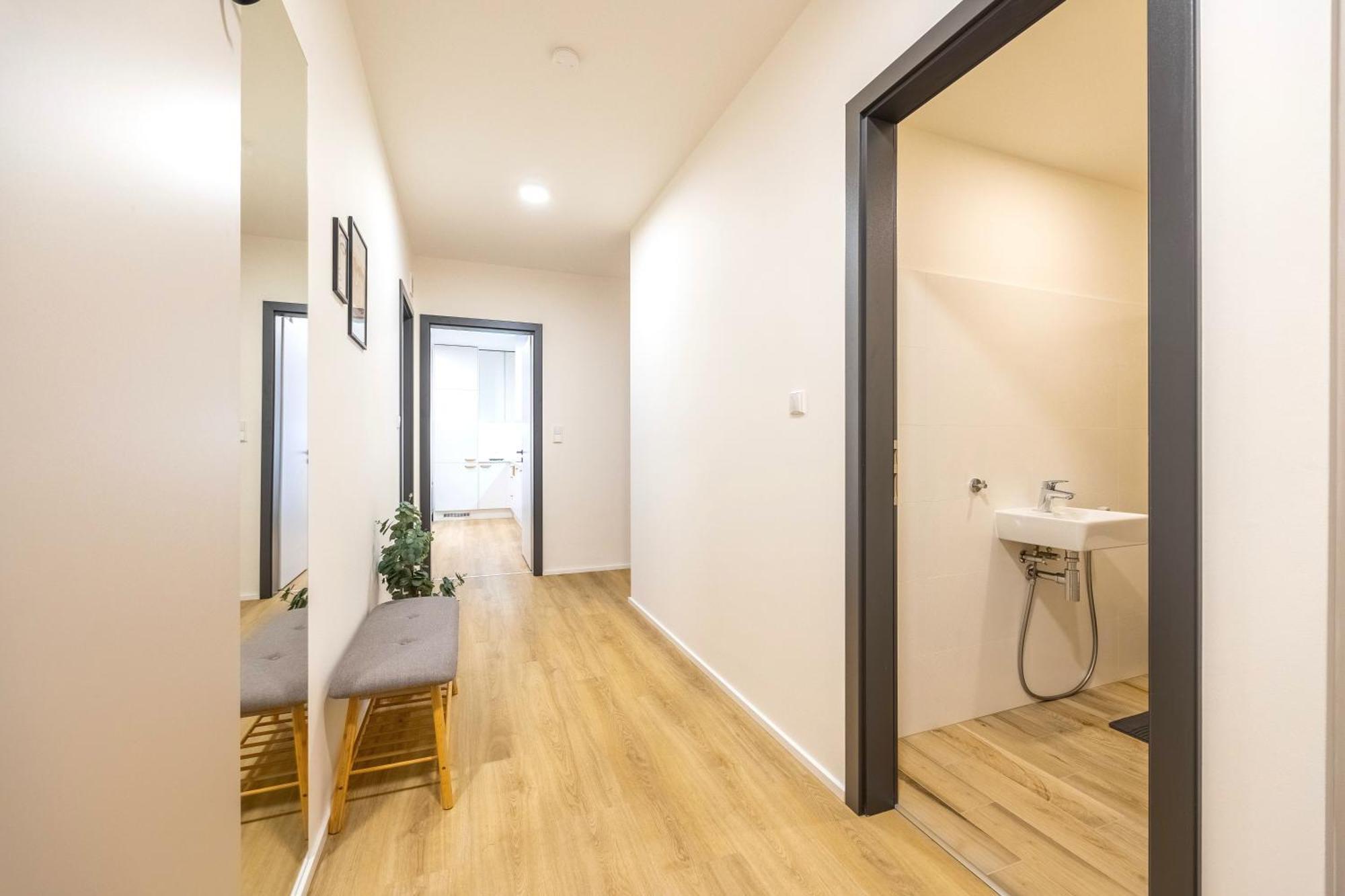 Spacious 3br - 2 Parking Spots, Full Kitchen, By Gravity Lägenhet