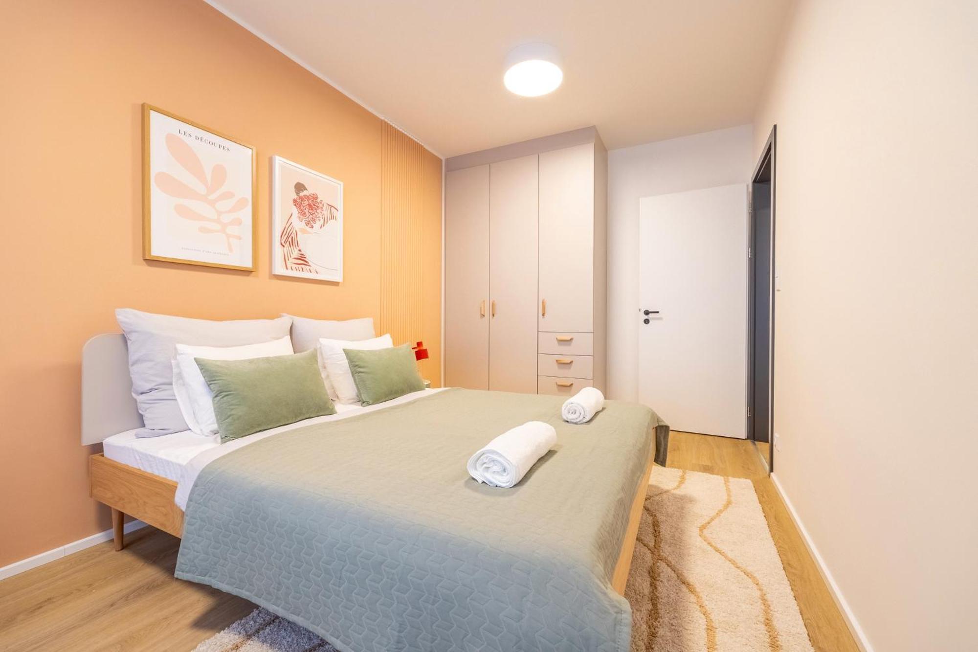 Spacious 3br - 2 Parking Spots, Full Kitchen, By Gravity Lägenhet Prag