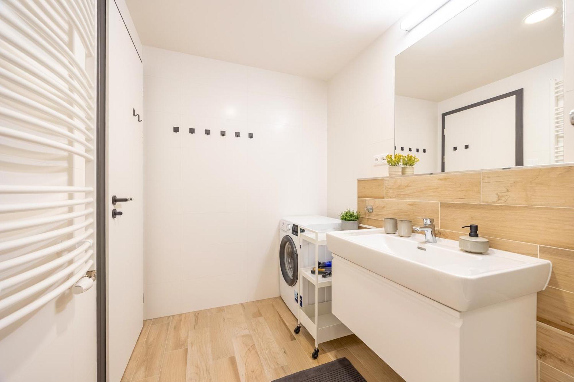 Spacious 3br - 2 Parking Spots, Full Kitchen, By Gravity Lägenhet *