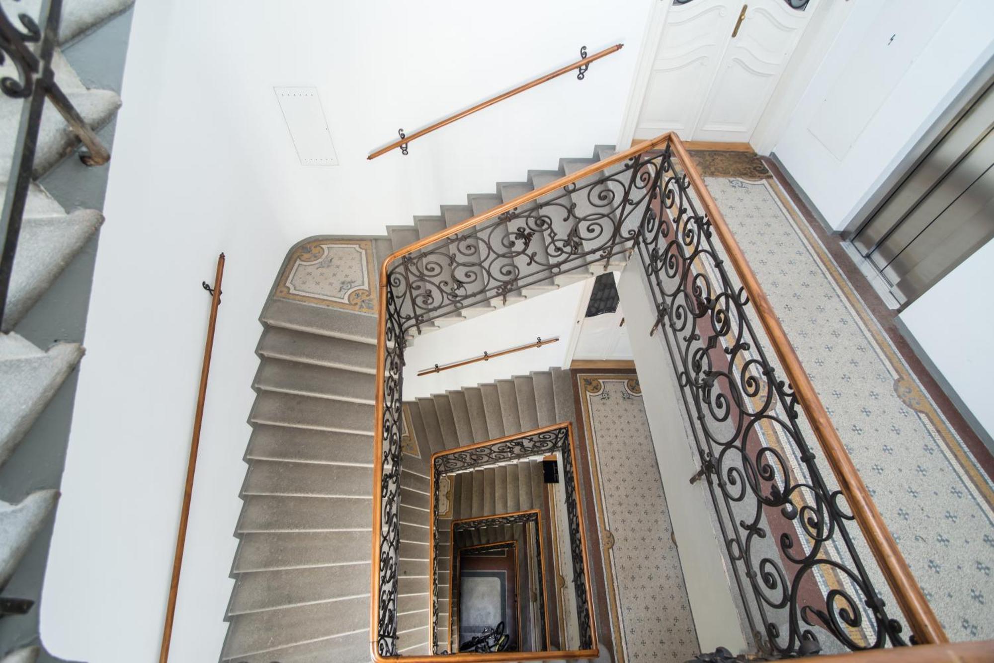 Spacious Two-bedroom In Old Town Apartment *